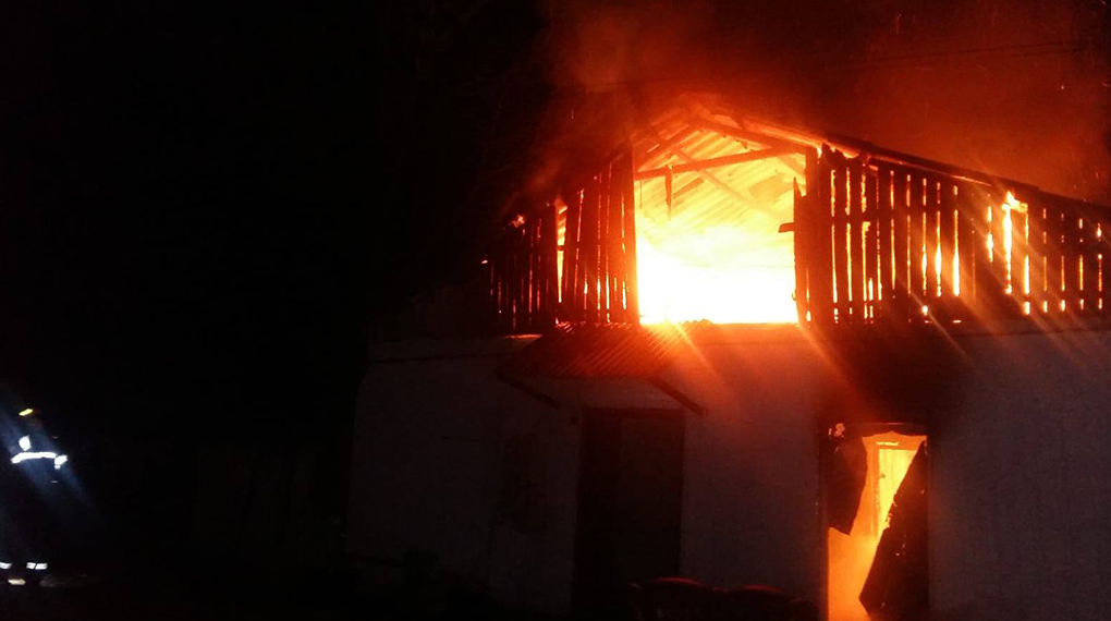 Zece oameni puteau să ardă de vii, în incendiu la Călinești - video